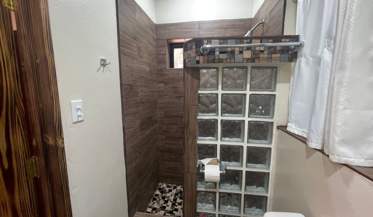 25-PR-H111-BATHROOM-02-scaled