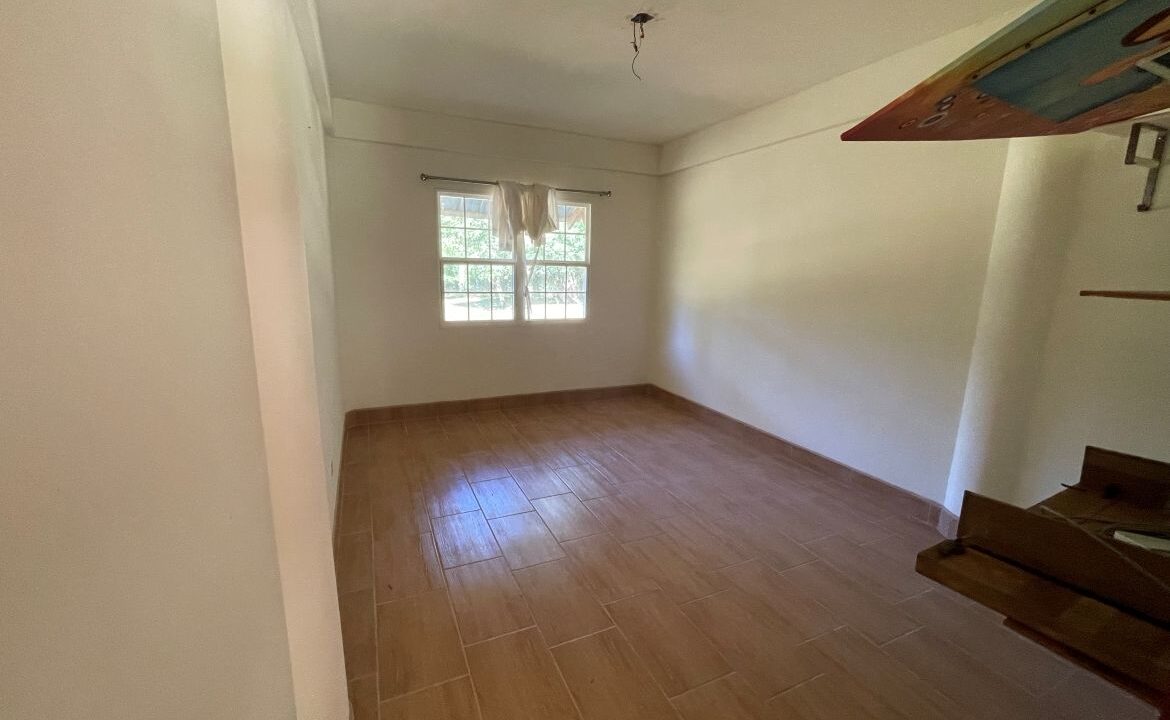 33-2-STORY-CONCRETE-WHITE-HOUSE-BEDROOM-02