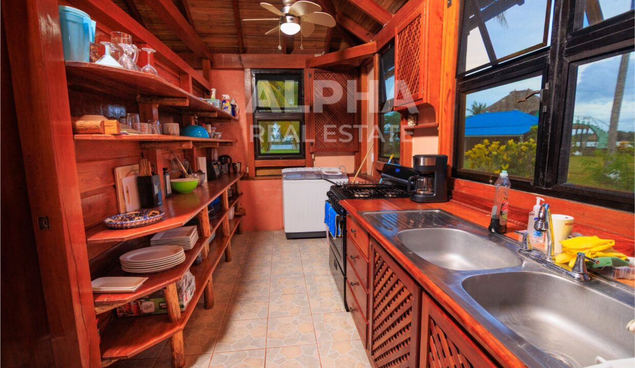 belize-luxury-waterfront-estate-for-european-buyers (1)