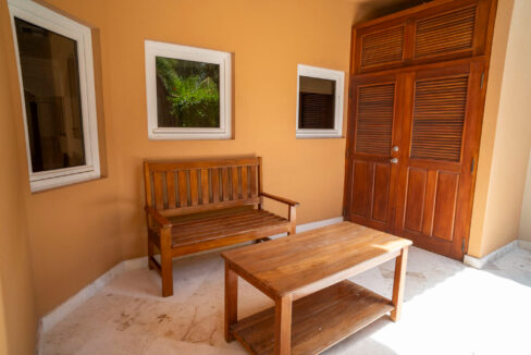 BCE-Villa-7-DSC01171-Entryway-Seating-Storage_web