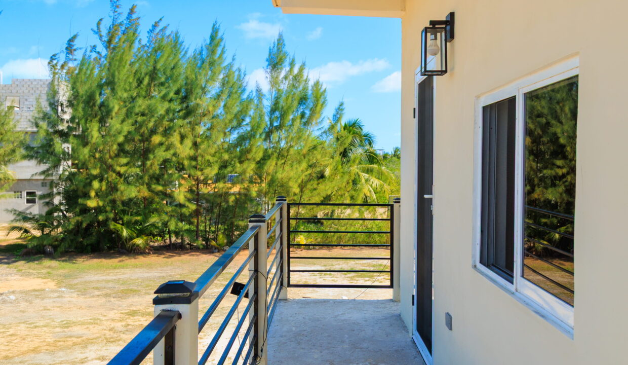 seafront-master-bedroom-belize-luxury-home