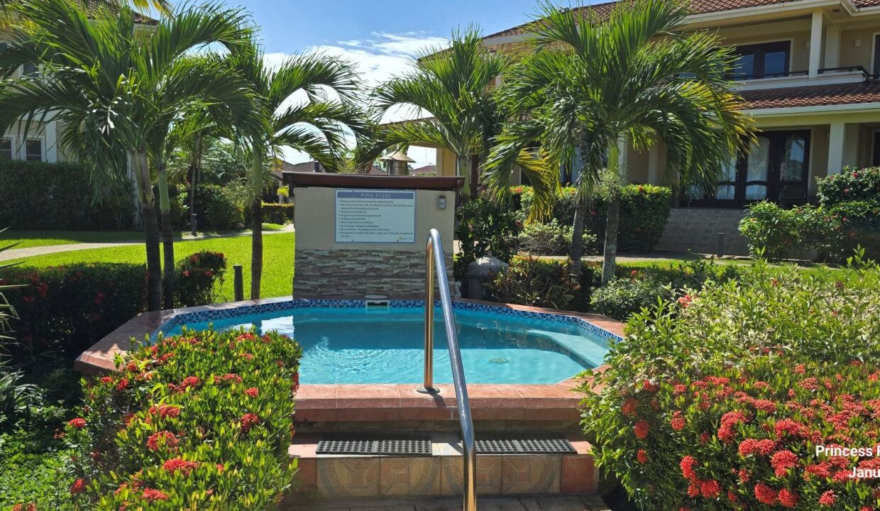 37-PR-C105-H3-Hot-Tub-Area-01