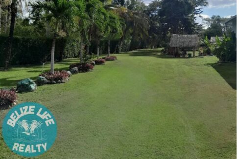 Dream House Oasis Biscayne Belize covered Road to back