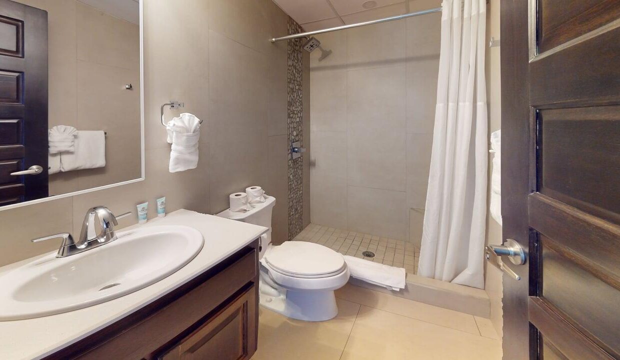 Bananas-1-205-Bathroom