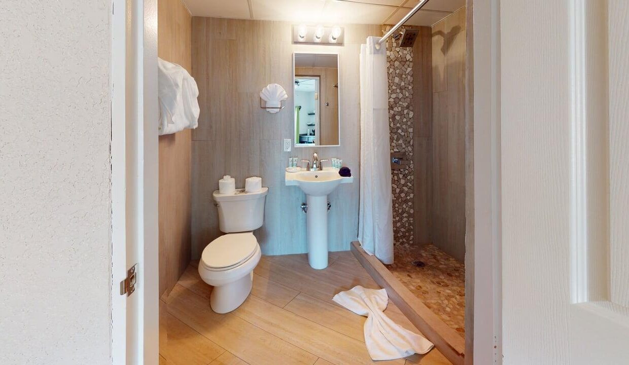 Bananas-2-307-Bathroom