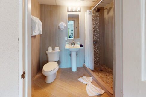 Bananas-2-307-Bathroom