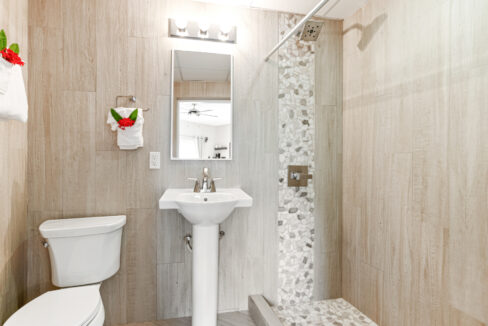 BananasResort_Room_2_DuarteDellarole-1-scaled
