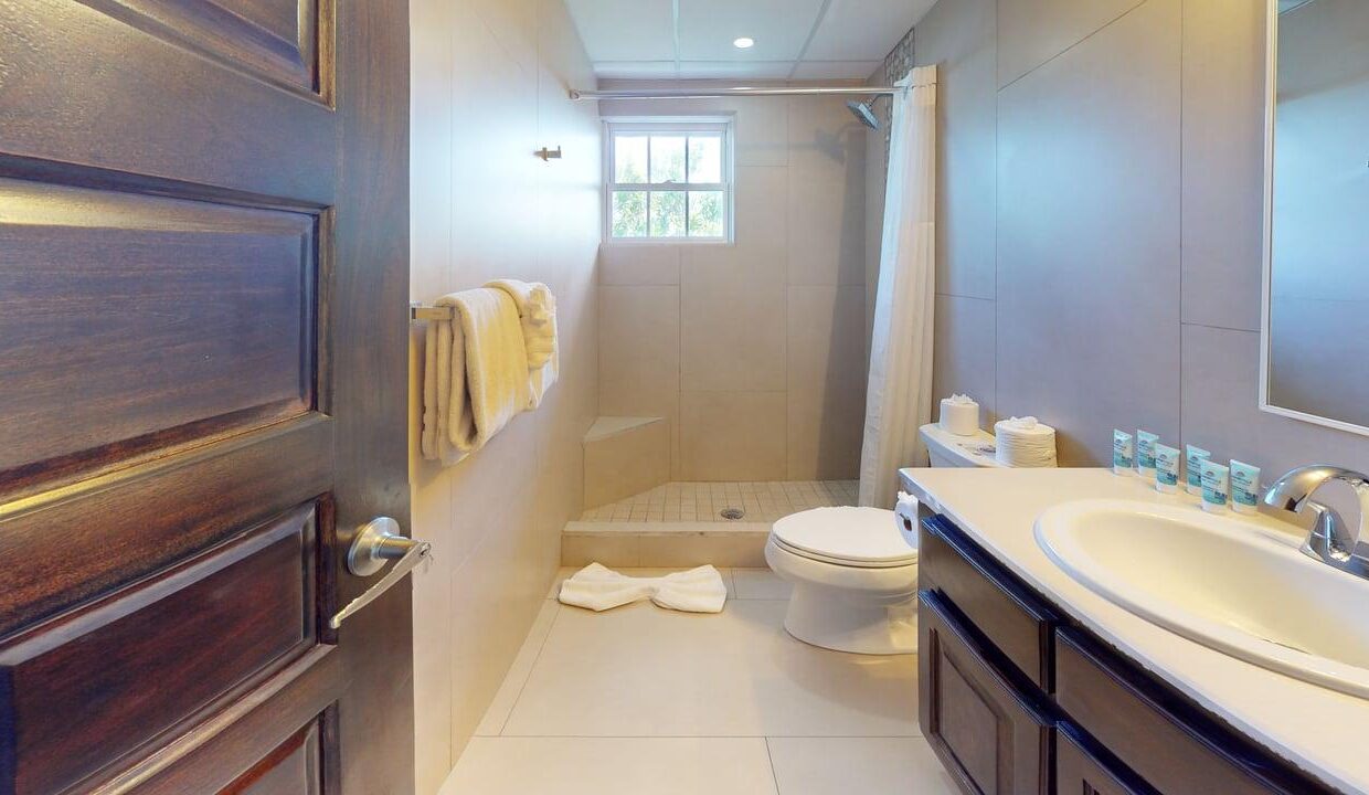 Courtyard-Suite-Bathroom