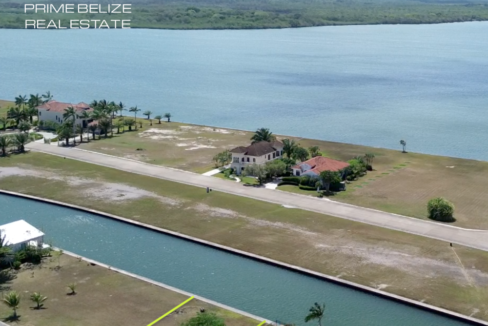 PL0231-Canal-front-lot-in-gated-community