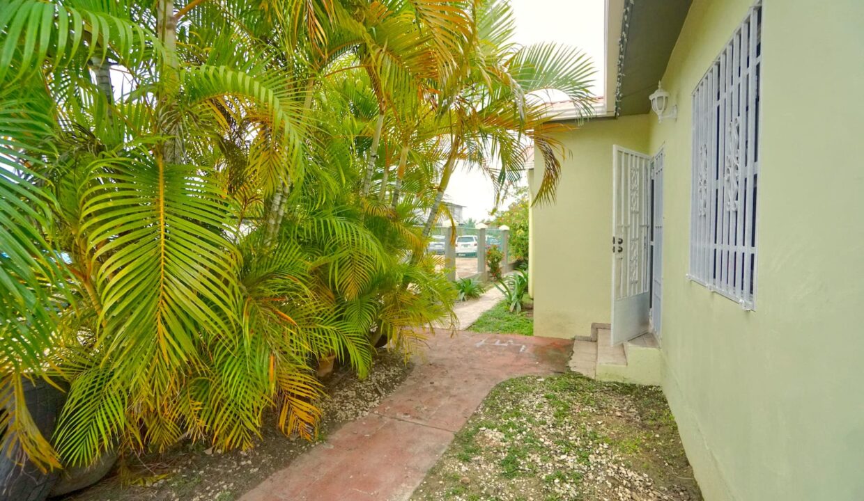 OUTSIDE20520
